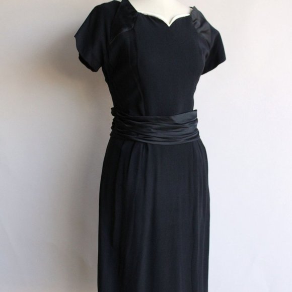 Vintage 1950s Dress / Black Rayon Dress With Cummerbund Belt and Sweetheart Neck - Picture 5 of 10